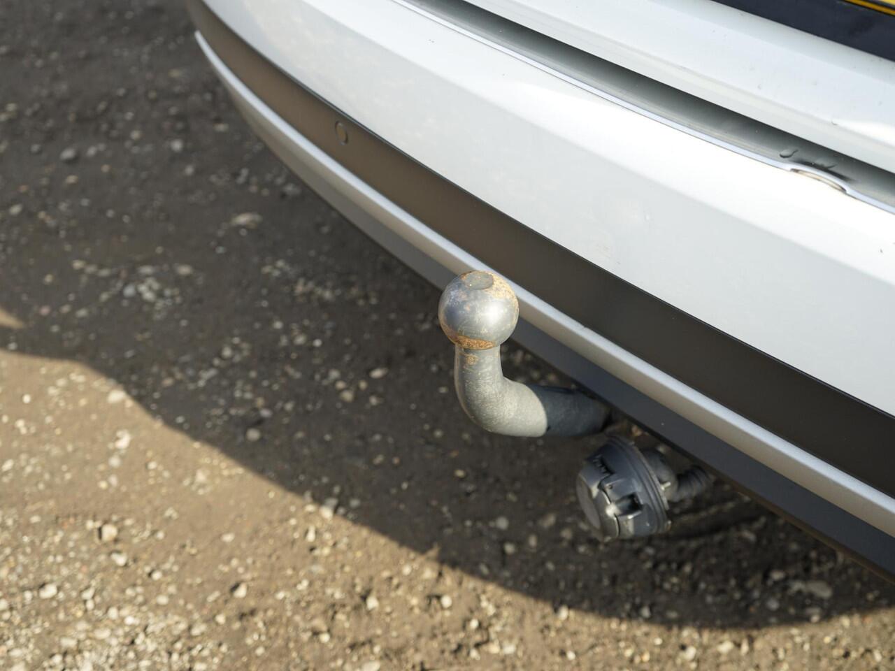 Renault GRAND SCENIC 1.3 TCe Bose 7p. Orig. NL / Dealer onderh. / AUTOMAAT / Easy Life Pack / Trekhaak / Two-Tone / Metallic wit / 7-Persoons / LED