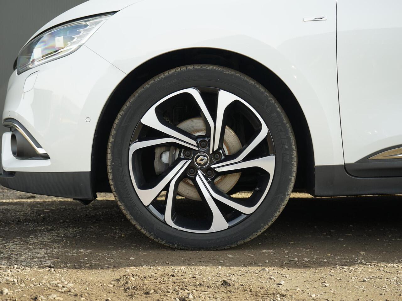 Renault GRAND SCENIC 1.3 TCe Bose 7p. Orig. NL / Dealer onderh. / AUTOMAAT / Easy Life Pack / Trekhaak / Two-Tone / Metallic wit / 7-Persoons / LED