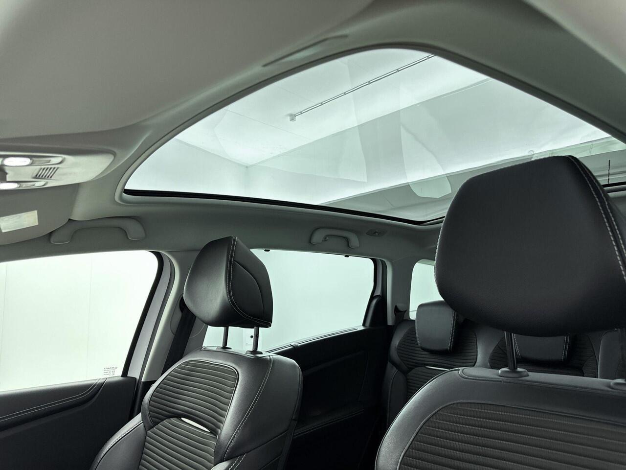 Renault GRAND SCENIC 1.3 TCe Bose 7p. 140Pk | Navigatie | Apple & Android Carplay | Climate Control | Parkersensoren Voor & Achter | Achteruitrijcamera | Panorama-Dak | Bose Geluidsysteem | Privacy Glass | Keyless Entry |