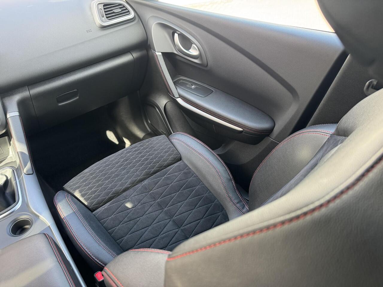 Renault KADJAR 1.3 TCe 160 Black Edition / Navigatie / Cruise Control / Camera / Climate Control / Elektrische bestuurdersstoel / Dodehoekdetectie/ stoelverwarming