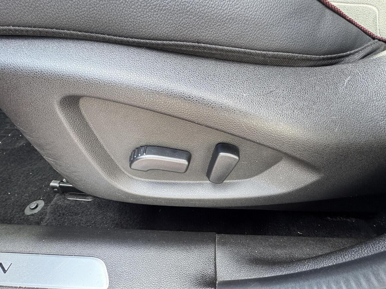 Renault KADJAR 1.3 TCe 160 Black Edition / Navigatie / Cruise Control / Camera / Climate Control / Elektrische bestuurdersstoel / Dodehoekdetectie/ stoelverwarming