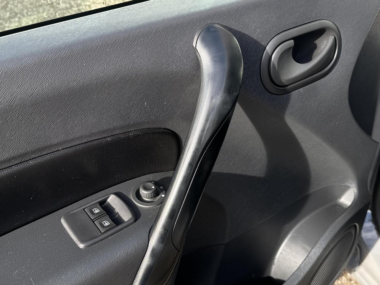 Renault KANGOO 1.2 TCe 115 EDC Comfort / prijs is inclusief BTW en BPM / Automaat / Camera / Parkeersensoren / Airco / Bluetooth telefoonvoorbereiding /