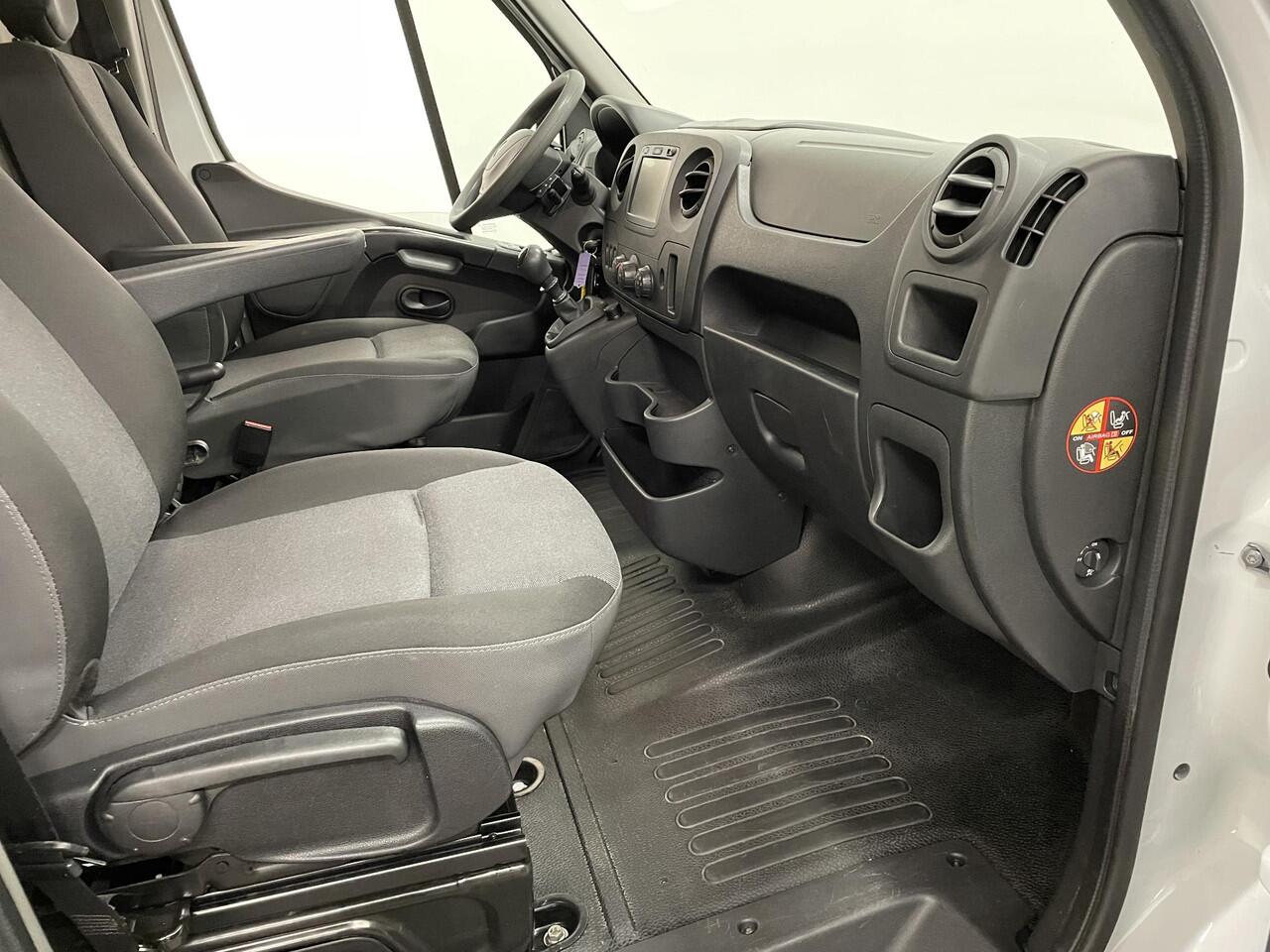 Renault MASTER T35 2.3 dCi L2H2 130PK Airco Cruise Control Navi PDA achter 2-zits
