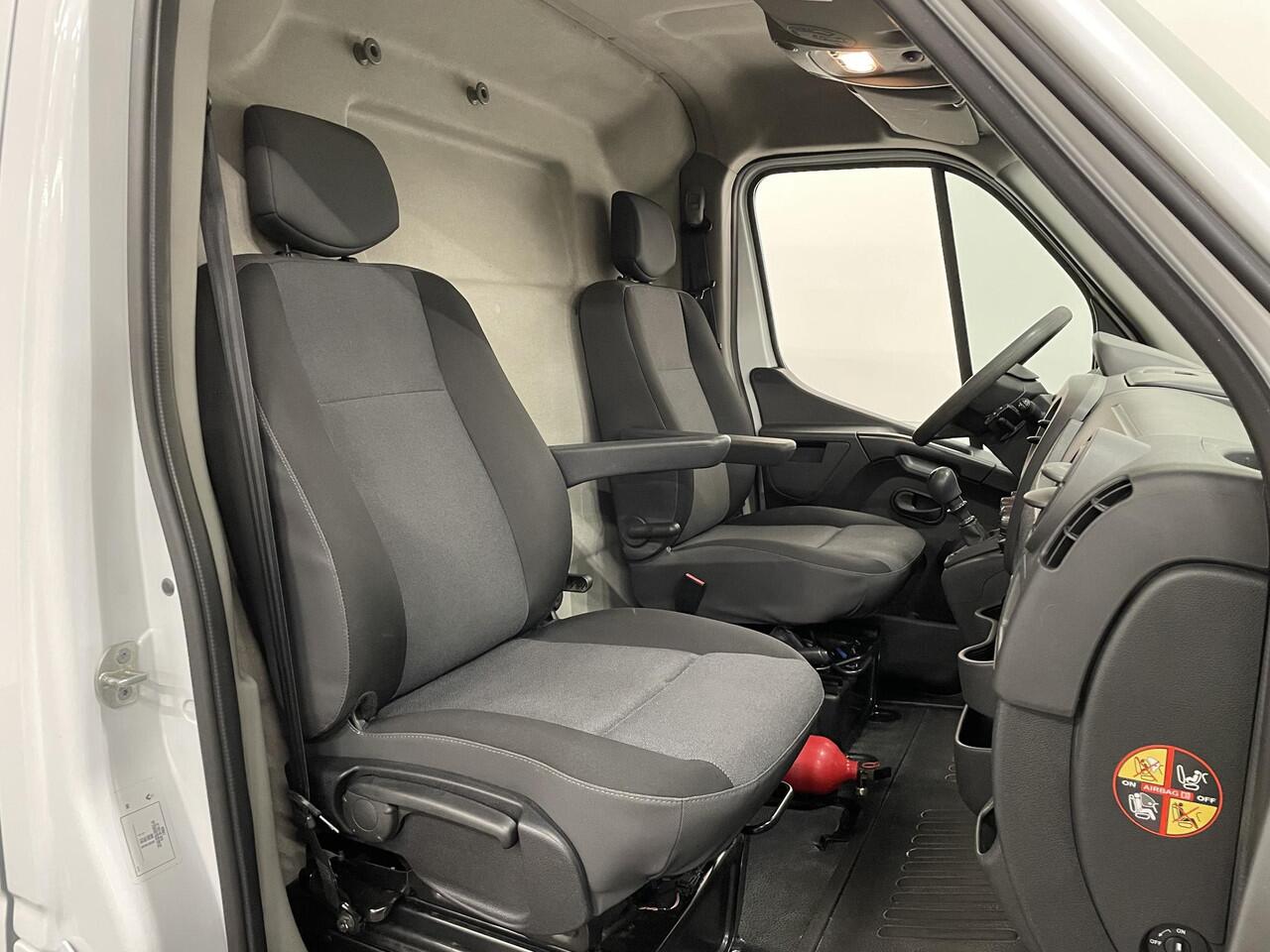 Renault MASTER T35 2.3 dCi L2H2 130PK Airco Cruise Control Navi PDA achter 2-zits