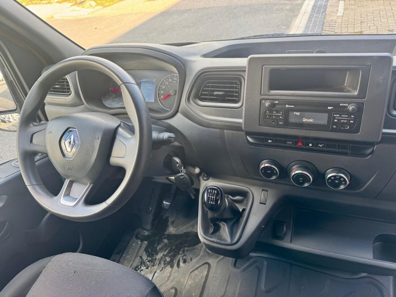 Renault MASTER T35 2.3 dCi 135 L2H2 AIRCO PDC 3PERS. NETTE BUS NAP APK