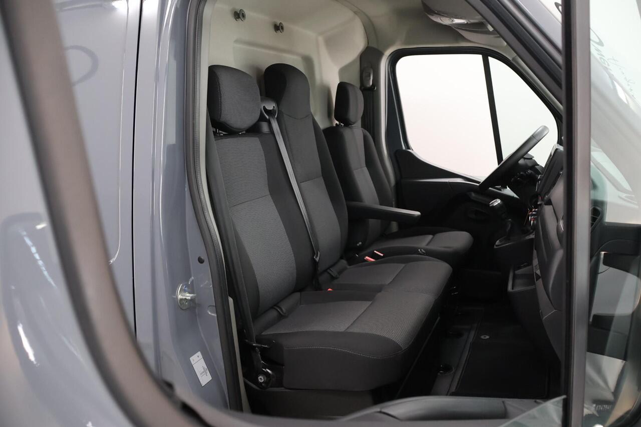 Renault MASTER T35 2.3 dCi 145 L4 H2 | DL | ENERGY COMFORT | 3500 KG AHW TREKHAAK | ACHTERUITRIJCAMERA | NAVIGATIE | CRUISE CONTROL | AIRCO | 3-ZITS | DAB+ | BLUETOOTH |