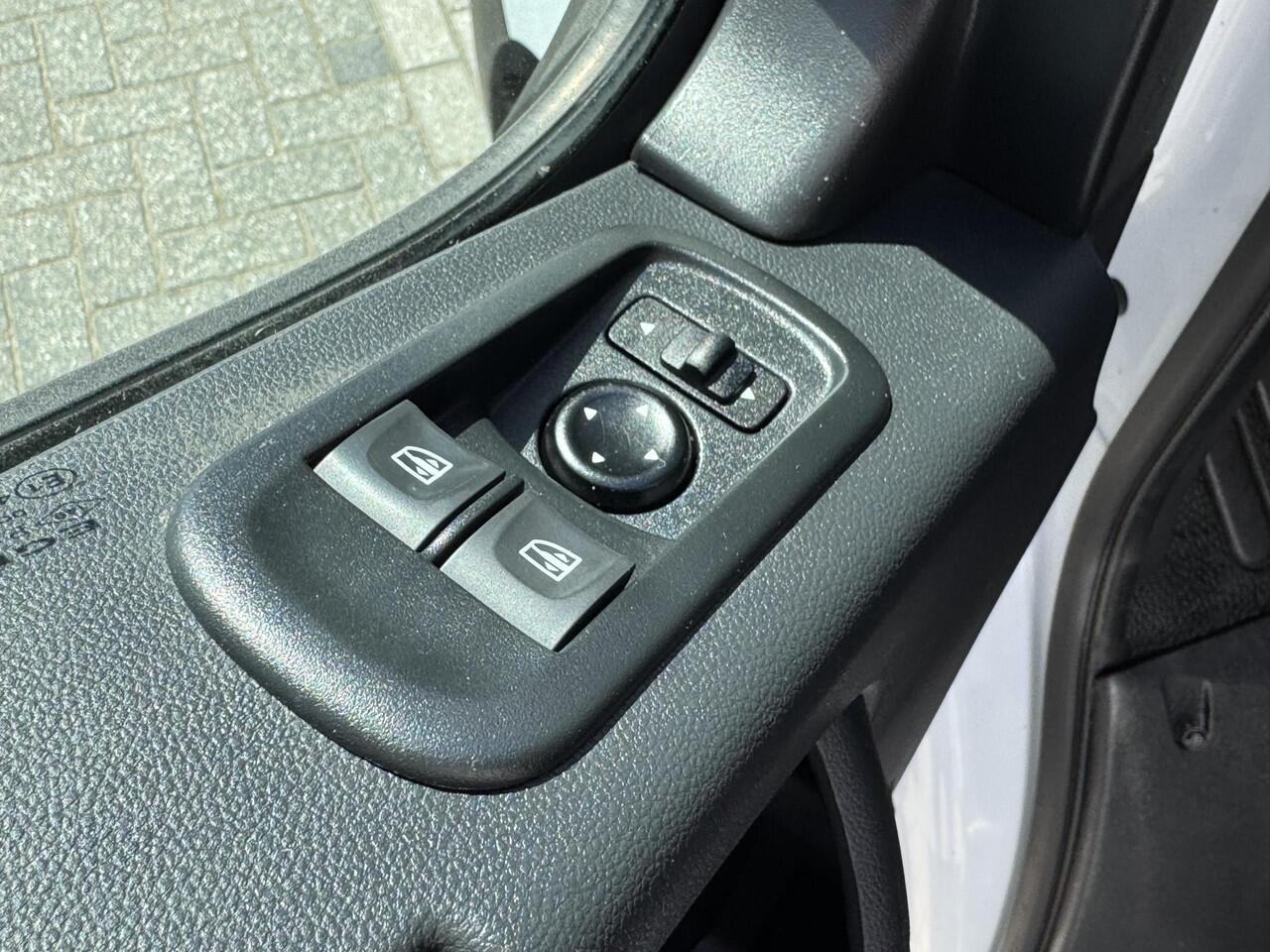 Renault MASTER T35 2.3 dCi 135 L2H2 Comfort | AIRCO | PARKEER SENSOREN | IMPERIAAL | TREKHAAK |