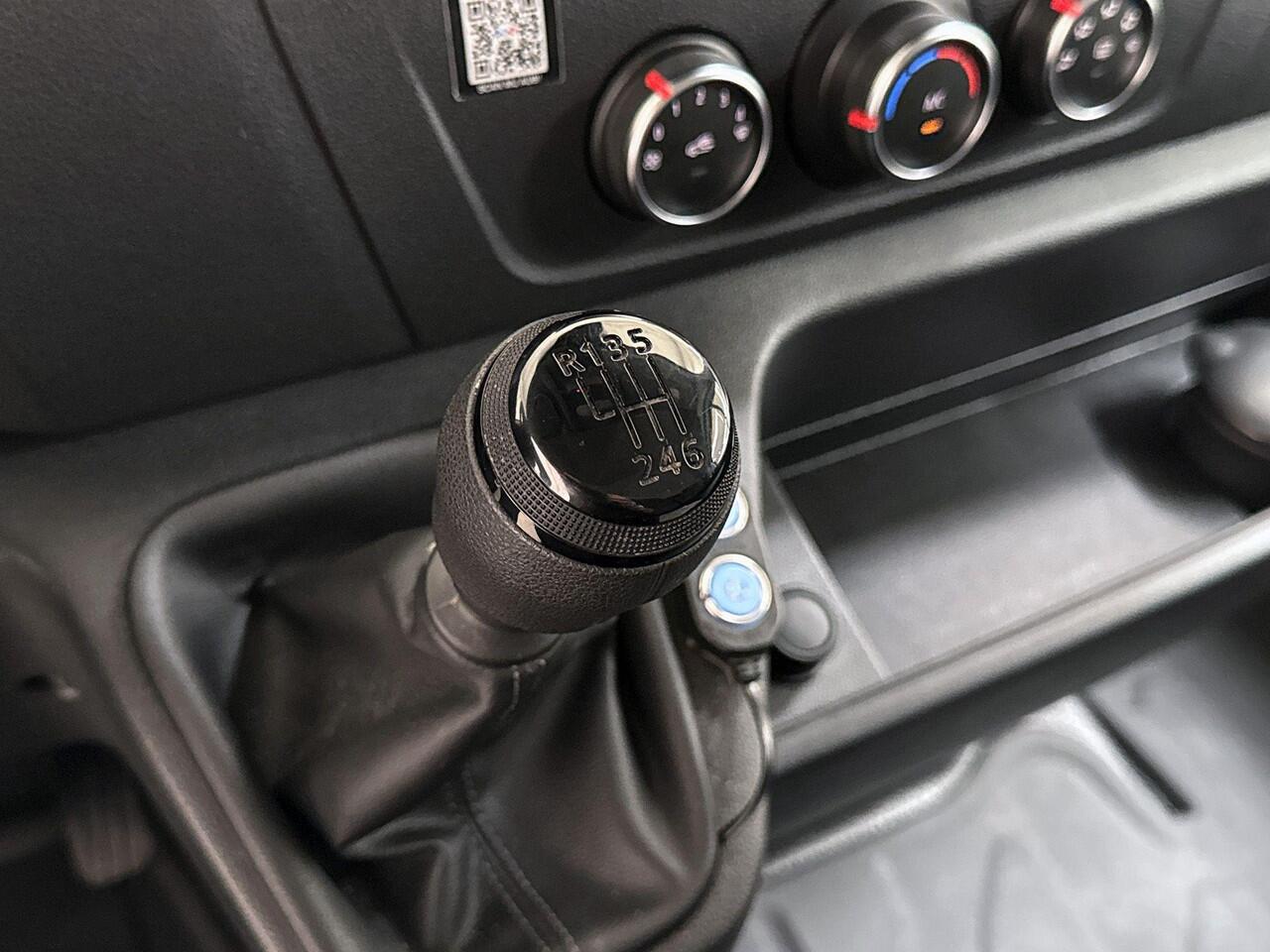 Renault MASTER T35 2.3 dCi L3H2 Work Edition 136PK | Achteruitrijcamera + parkeersensoren | Dodehoek-detectie | Omvormer | Flitsers rondom | Navigatie | Cruise control | Leder