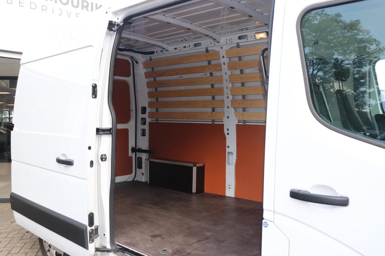 Renault MASTER 2.3 dCi 135 T35 L2H2 Work Edition | Navigatie | Trekhaak | Achteruitrijcamera |