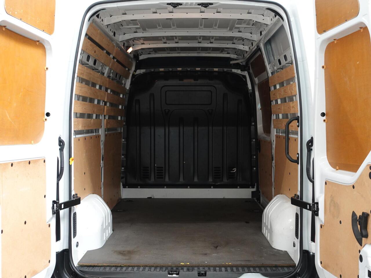 Renault MASTER T35 2.3 dCi 135PK L2H2 Airco Cruise Control Camera Nav PDC V+A Trekhaak 270° Deuren