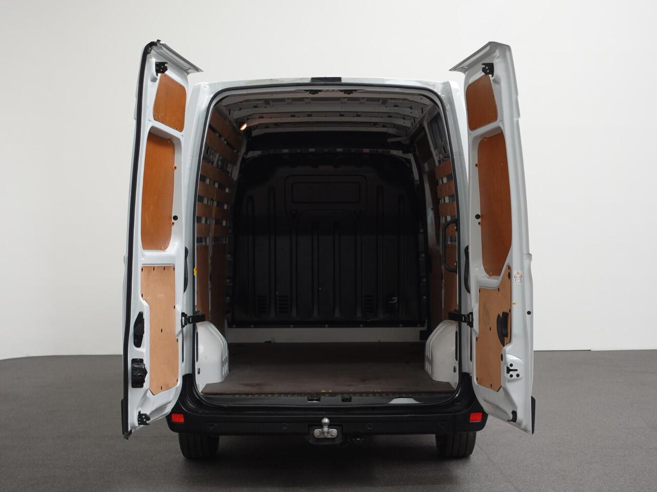 Renault MASTER T35 2.3 dCi 135PK L2H2 Airco Cruise Control Camera Nav PDC V+A Trekhaak 270° Deuren