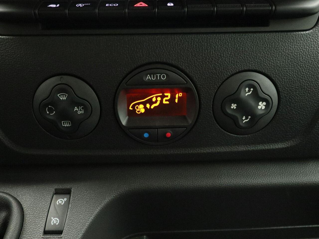 Renault MASTER T35 2.3 dCi 150 L2H2 DC Comfort | Dubbele Cabine| Pack Full Mobile Office | Pack R-link Multimedia DAB | Achteruitrijcamera + parkeersensoren achter | Cruise Control | Dodehoekspiegel in zonneklep bijrijder | Climate Control | Opstap in achterbumper | Tre