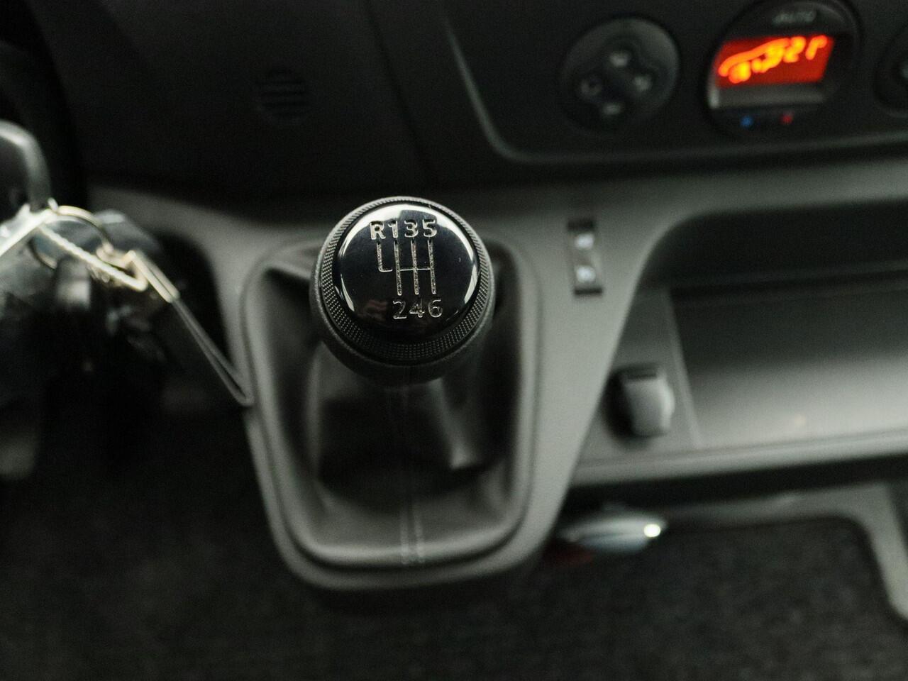 Renault MASTER T35 2.3 dCi 150 L2H2 DC Comfort | Dubbele Cabine| Pack Full Mobile Office | Pack R-link Multimedia DAB | Achteruitrijcamera + parkeersensoren achter | Cruise Control | Dodehoekspiegel in zonneklep bijrijder | Climate Control | Opstap in achterbumper | Tre