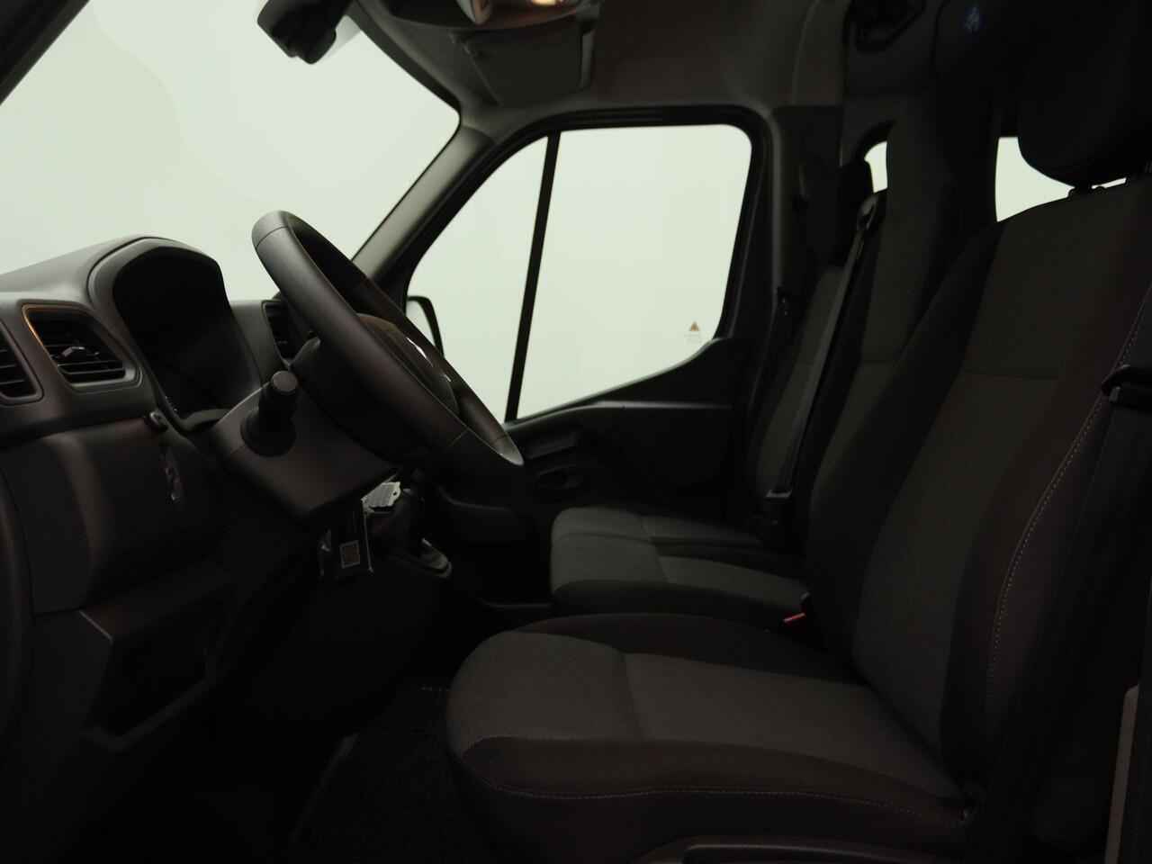 Renault MASTER T35 2.3 dCi 150 L2H2 DC Comfort | Dubbele Cabine| Pack Full Mobile Office | Pack R-link Multimedia DAB | Achteruitrijcamera + parkeersensoren achter | Cruise Control | Dodehoekspiegel in zonneklep bijrijder | Climate Control | Opstap in achterbumper | Tre