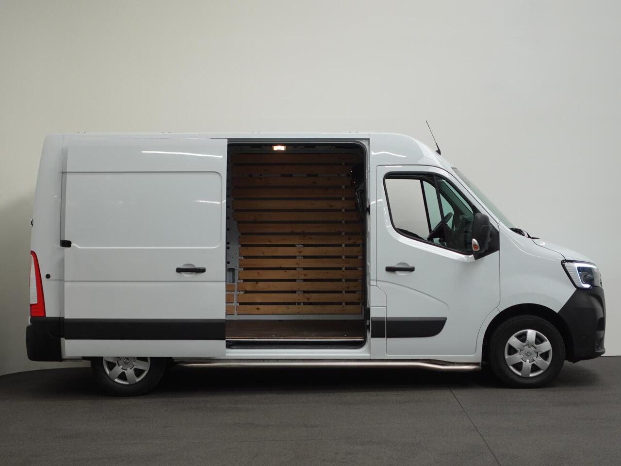 Renault MASTER T33 2.3 dCi 135PK L2H2 Work Edition Airco Cruise Camera Navi Parkeersensoren Trekhaak