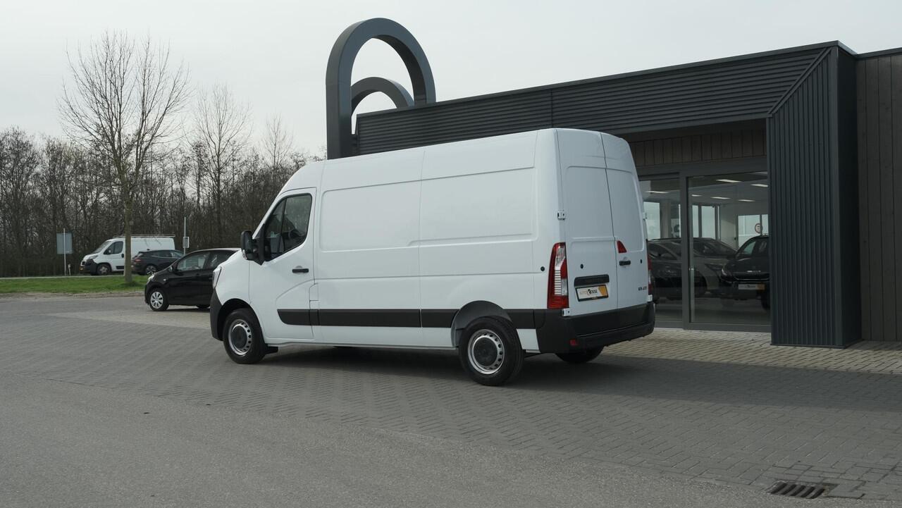 Renault MASTER T35 2.3 dCi 135 L2H2 Comfort | Direct Leverbaar | Navigatie | Parkeersensoren | Airco | Cruise Control | Vloerplaat In Laadruimte