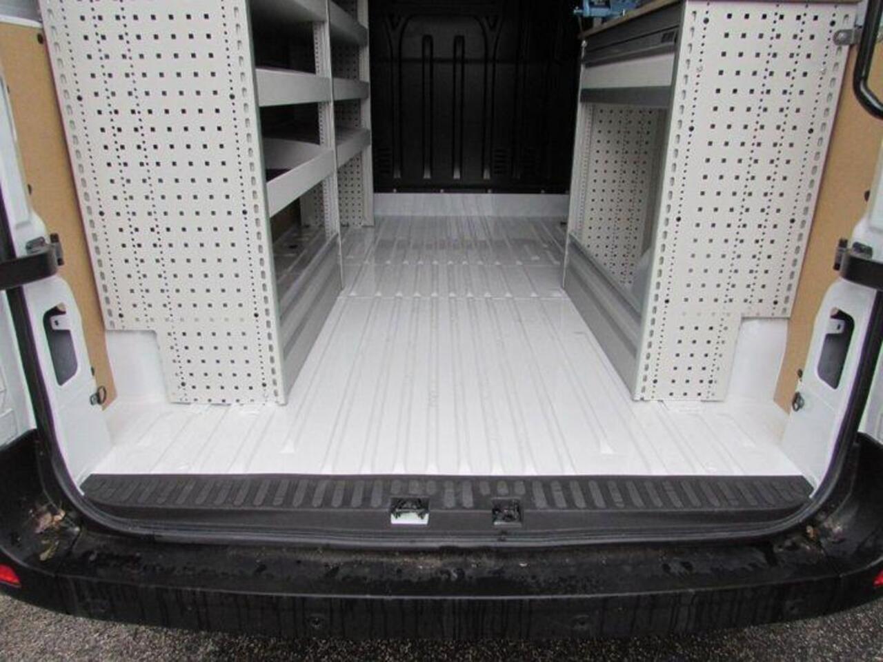 Renault MASTER T33 2.3 dCi 135 L2H2 Comfort 135pk | Airco | Cruise Controle | BPM vrij | Compleet ingericht, incl. werkbank!