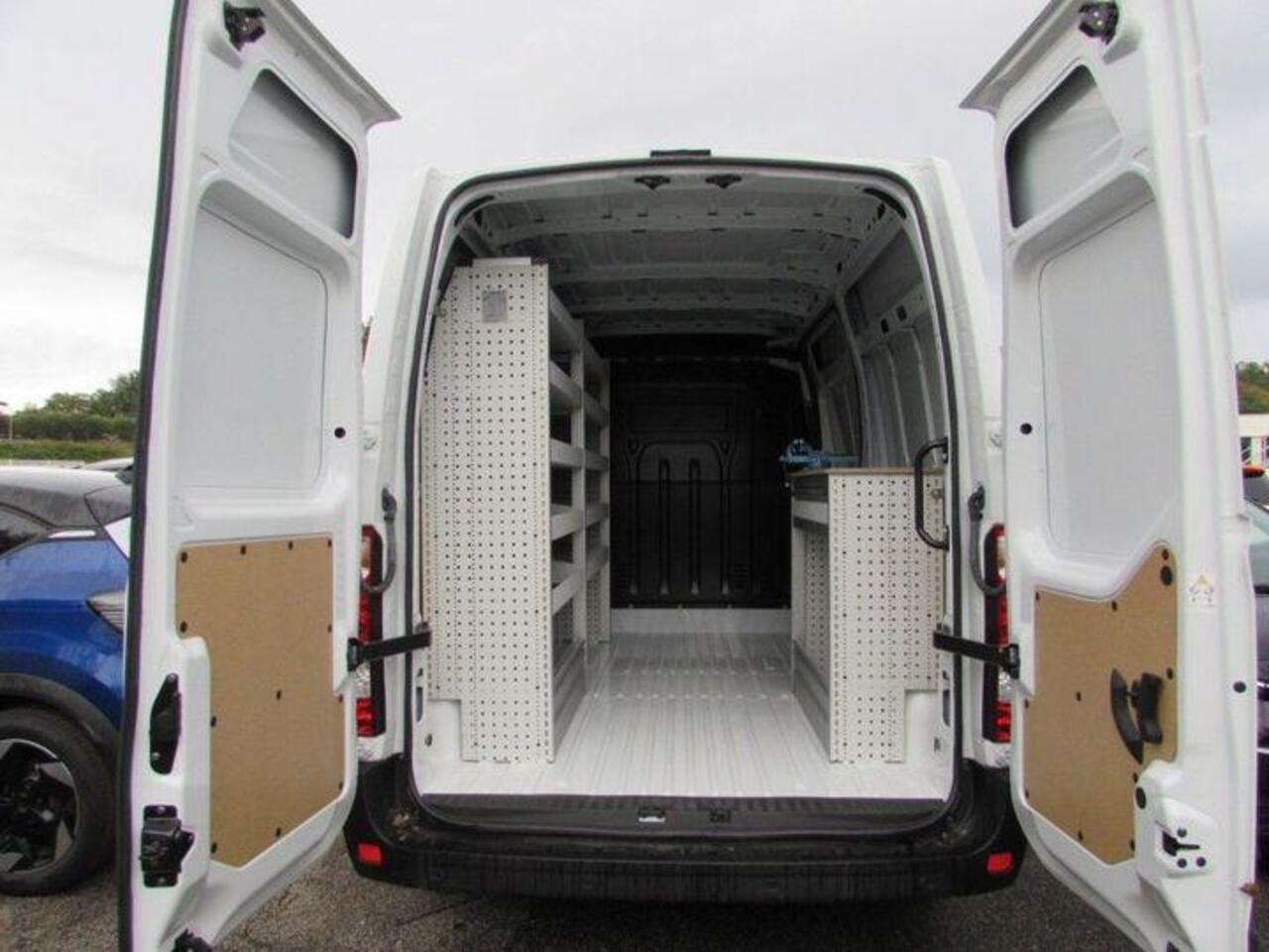 Renault MASTER T33 2.3 dCi 135 L2H2 Comfort 135pk | Airco | Cruise Controle | BPM vrij | Compleet ingericht, incl. werkbank!
