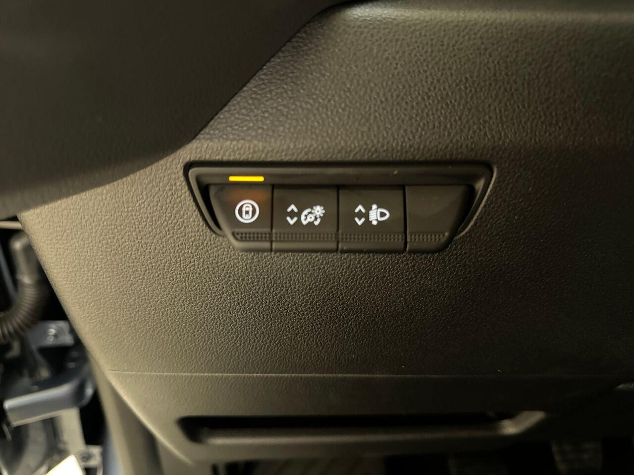 Renault MASTER T35 2.0 dCi 130pk L2H2 Advance | Nieuw | BPM-vrij | Rijklaarprijs | Dubbele schuifdeur | navigatie | vierseizoenbanden met spatschermen | trekhaak |,houtenvloer en kunststof wandbekleding | achteruitrijcamera | rear step | geintegreerde opstap in de achte