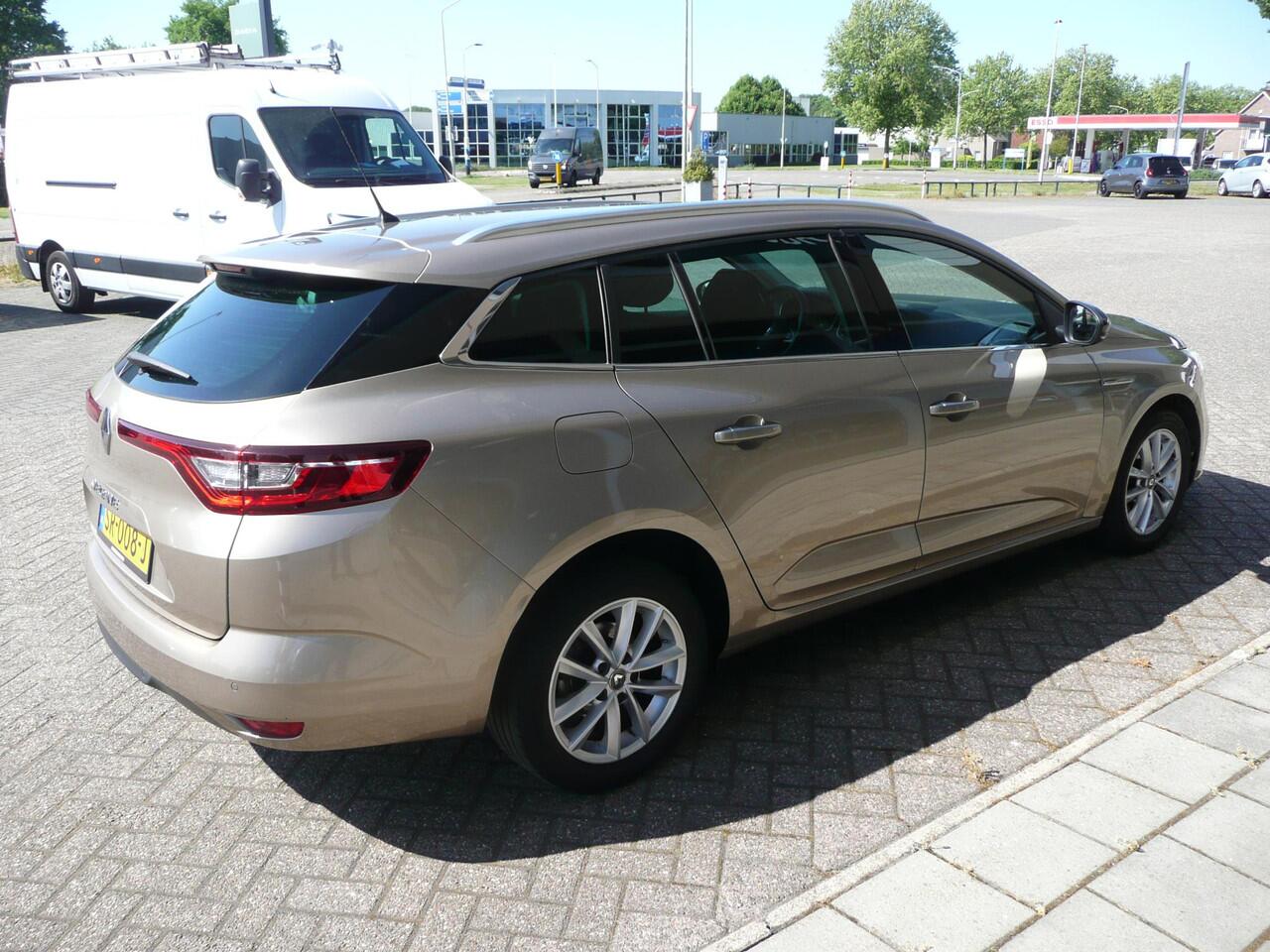Renault MEGANE Estate TCe 130 Limited PARK ASSIST A./ LM VELGEN/ R-LINK NAVIGATIE/ APPLE CAR PLAY/ANDROID AUTO/ CLIMATE- EN CRUISE CONTROLE/ ETC... DEALER ONDERHOUDEN! RIJKLAAR!