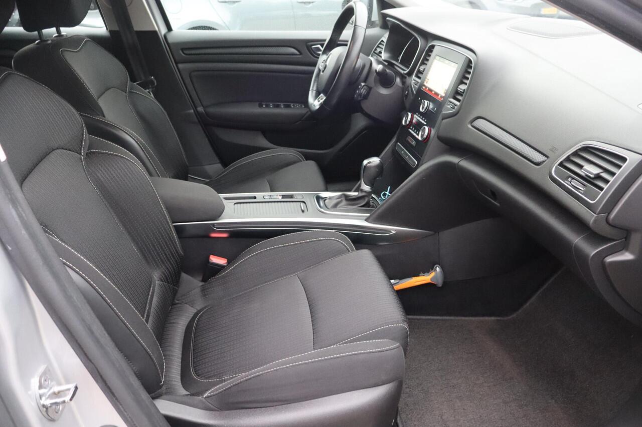 Renault MEGANE Estate 1.5 dCi Limited Navigatie, Trekhaak, Climate control, Cruise control, Lichtmetalen wielen