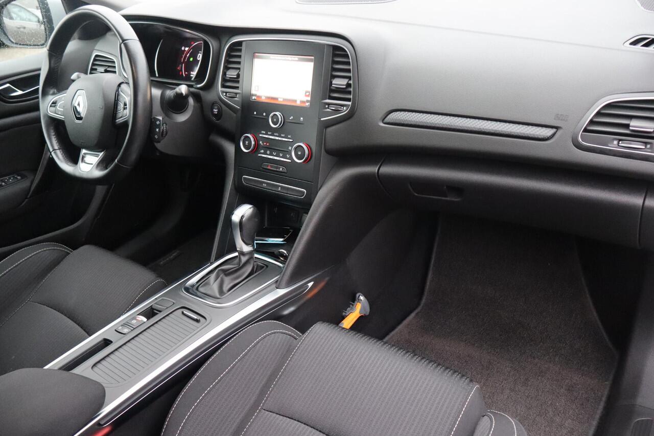 Renault MEGANE Estate 1.5 dCi Limited Navigatie, Trekhaak, Climate control, Cruise control, Lichtmetalen wielen
