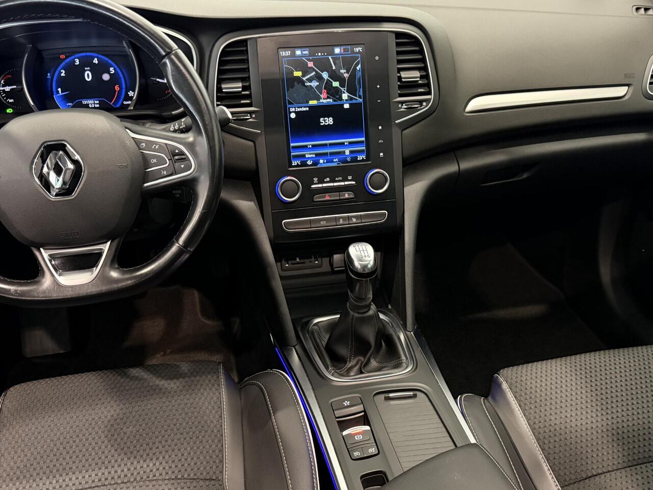 Renault MEGANE Estate 1.3 TCe 140 Bose | Full LED | Trekhaak | Panoramadak | Dodehoek Detectie | Parkeersensoren voor, zij, achter en achteruitrijcamera