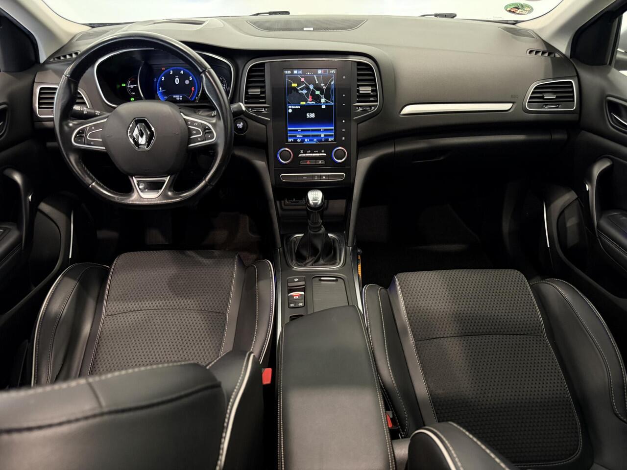 Renault MEGANE Estate 1.3 TCe 140 Bose | Full LED | Trekhaak | Panoramadak | Dodehoek Detectie | Parkeersensoren voor, zij, achter en achteruitrijcamera