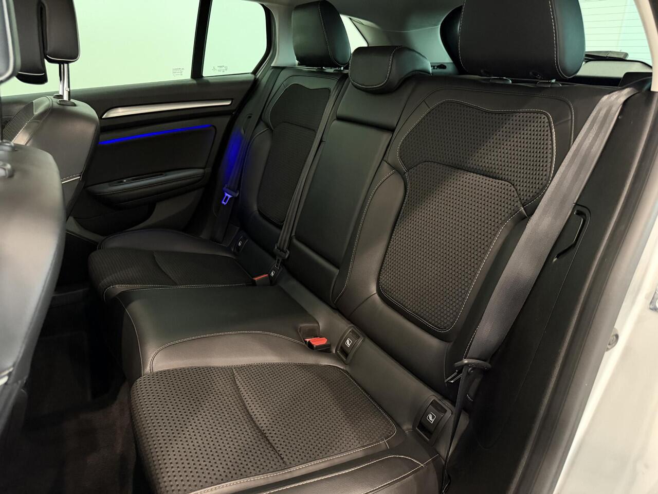 Renault MEGANE Estate 1.3 TCe 140 Bose | Full LED | Trekhaak | Panoramadak | Dodehoek Detectie | Parkeersensoren voor, zij, achter en achteruitrijcamera