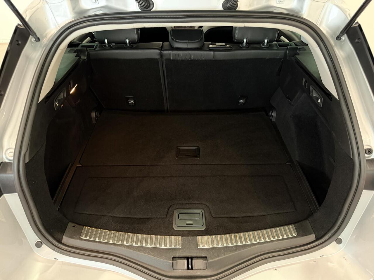 Renault MEGANE Estate 1.3 TCe 140 Bose | Full LED | Trekhaak | Panoramadak | Dodehoek Detectie | Parkeersensoren voor, zij, achter en achteruitrijcamera