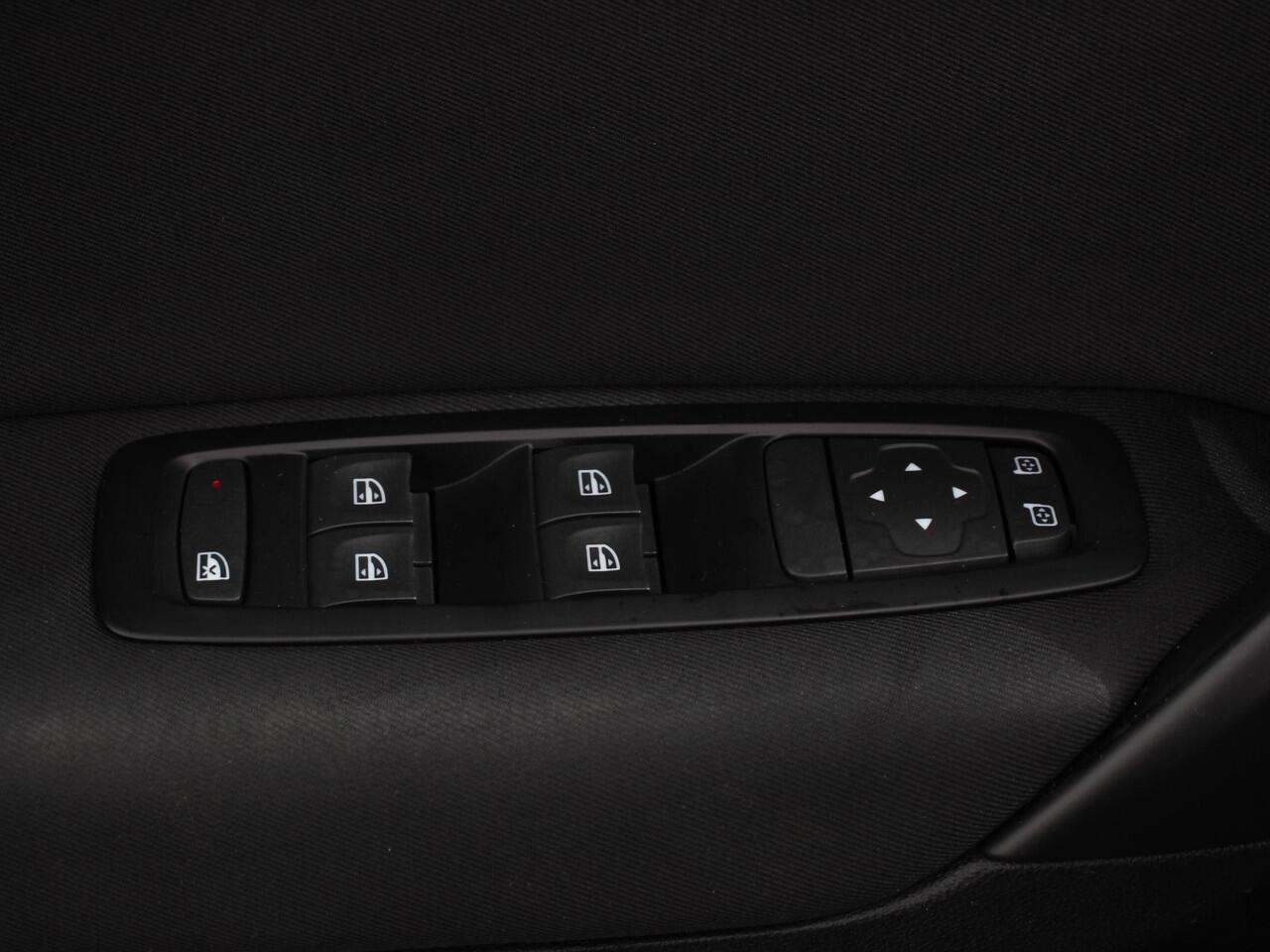 Renault MEGANE Estate 1.3 TCe Limited Cruise control Climate control Navigatie Parkeersensoren achter Lichtmetalen velgen LED