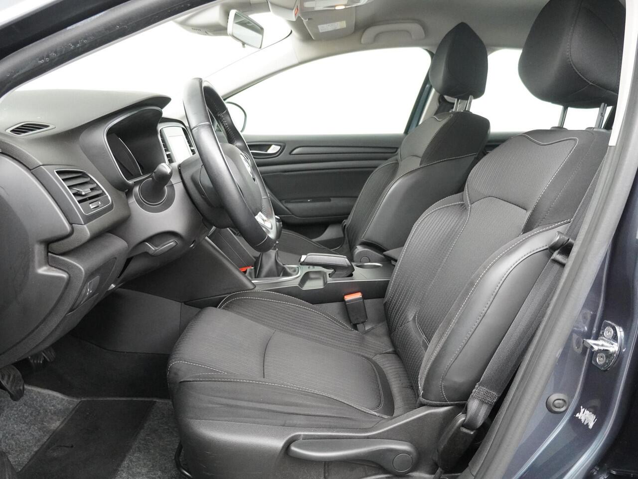 Renault MEGANE Estate 1.3 TCe Limited - Navigatie - Parkeersensoren V+A - Trekhaak - Cruise Control