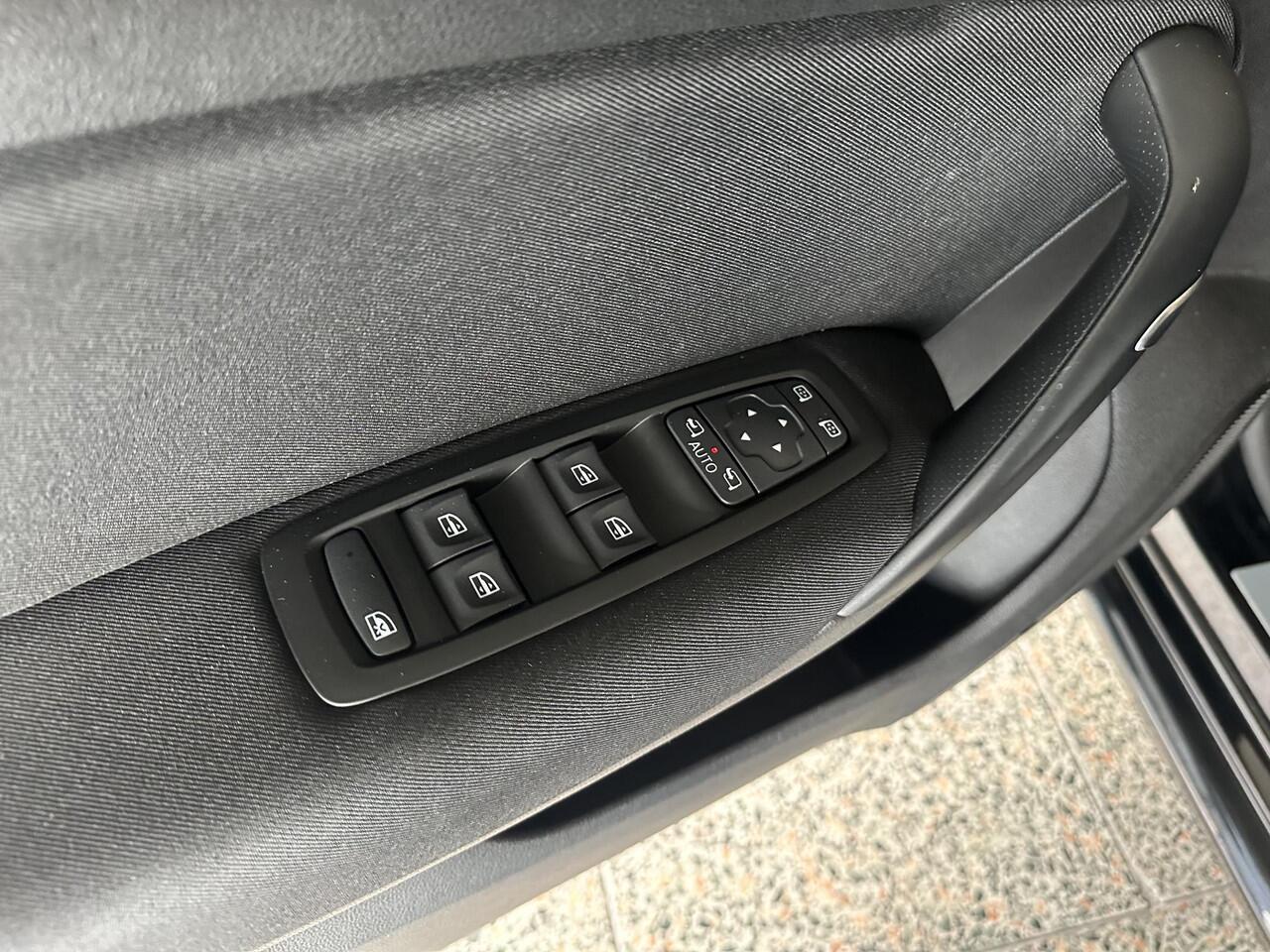 Renault MEGANE Estate 1.3 TCe Limited Stoelverwarming | Camera | Cruise controle