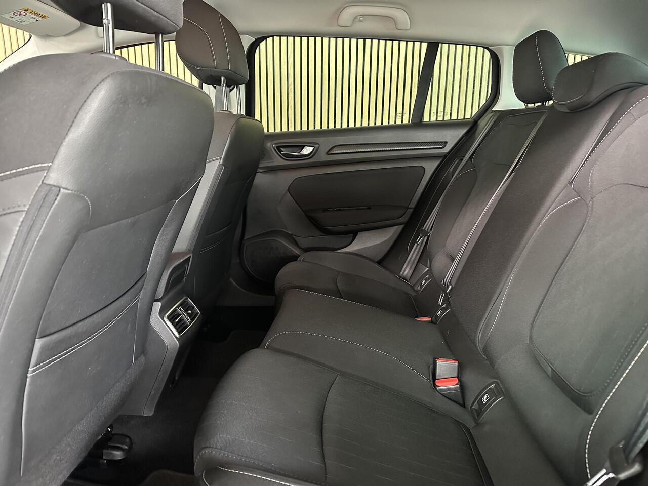 Renault MEGANE Estate 1.3 TCe Limited Stoelverwarming | Camera | Cruise controle