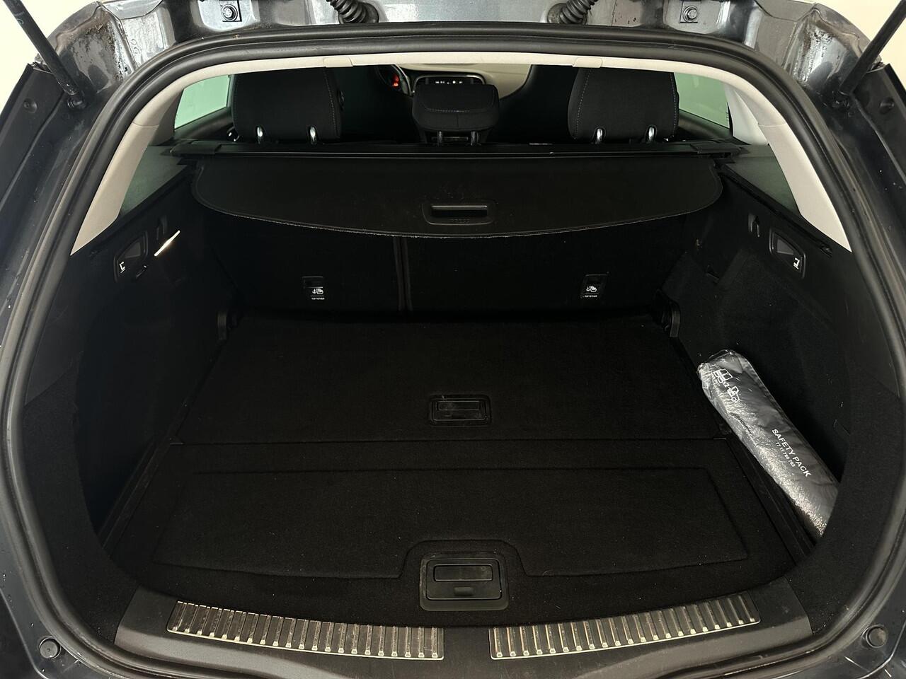 Renault MEGANE Estate 1.3 TCe 160 EDC GT-Line | Parkeersensoren voor, zij, achter en achteruitrijcamera | Apple Carplay/Android Auto