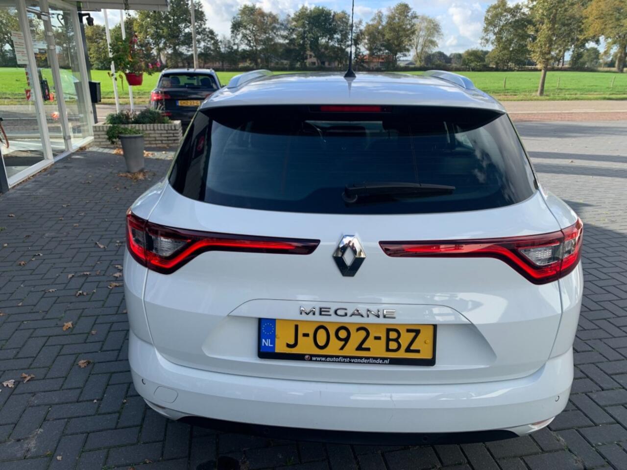 Renault MEGANE 1.3 TCE ZEN, Cruise control, Navigatie,Airco, All-in prijs inclusief apk en afleverbeurt!