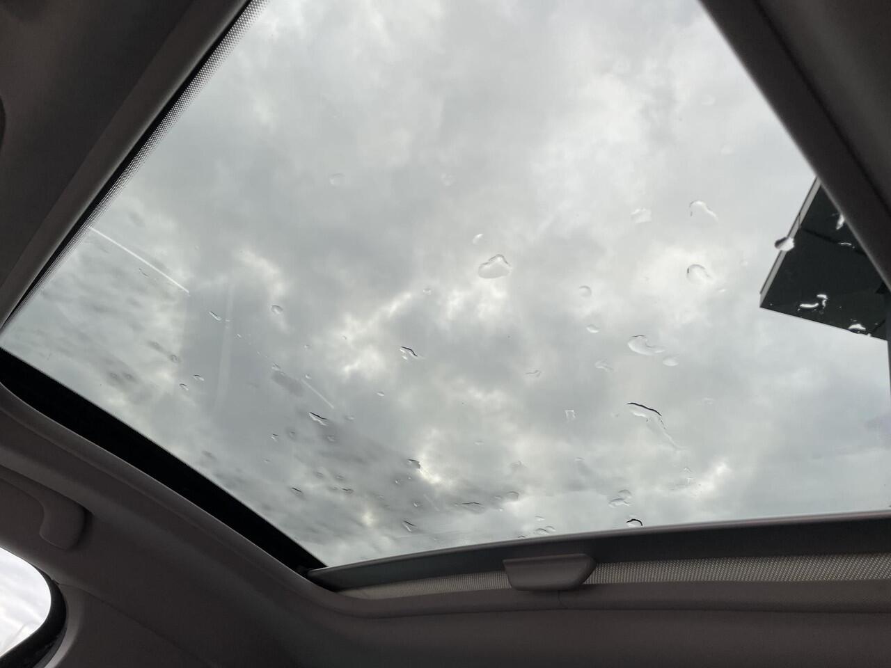 Renault MEGANE 1.3 TCe Business Edition One / automaat / panoramadak / elektrische stoelen / boze geluidsysteem / dodehoeksensoren / achteruitrijcamera / parkeersensoren