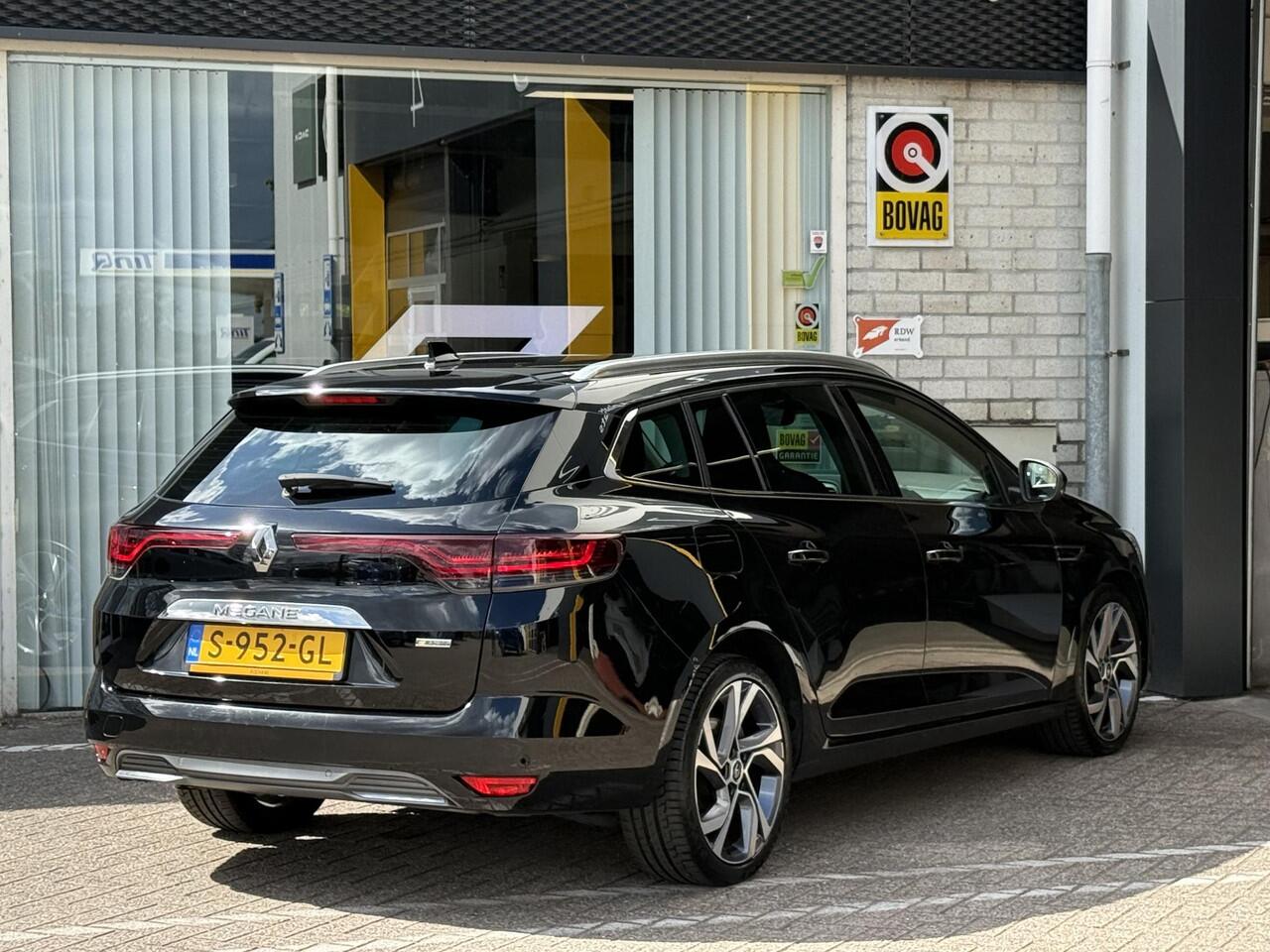 Renault MEGANE Estate 1.6 Plug-In Hybrid 160PK R.S. Line | NAP | Bose Audio | Elektrische glazen shuif-kantel dak | Heads-up display | DAB | Achteruitrijcamera | LED | 18'' lichtmetaal |