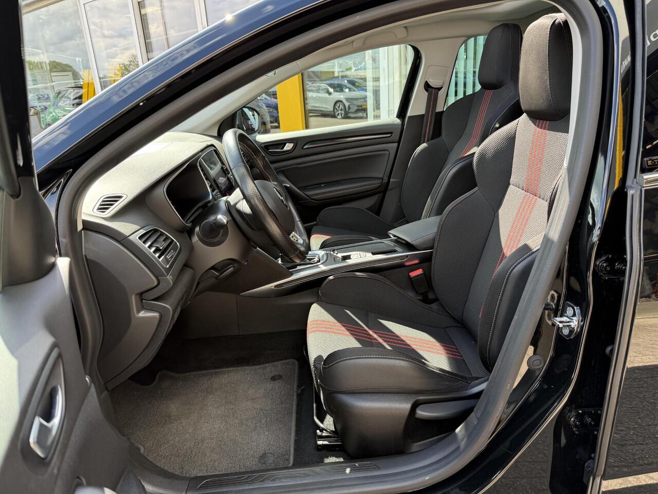 Renault MEGANE Estate 1.6 Plug-In Hybrid 160PK R.S. Line | NAP | Bose Audio | Elektrische glazen shuif-kantel dak | Heads-up display | DAB | Achteruitrijcamera | LED | 18'' lichtmetaal |