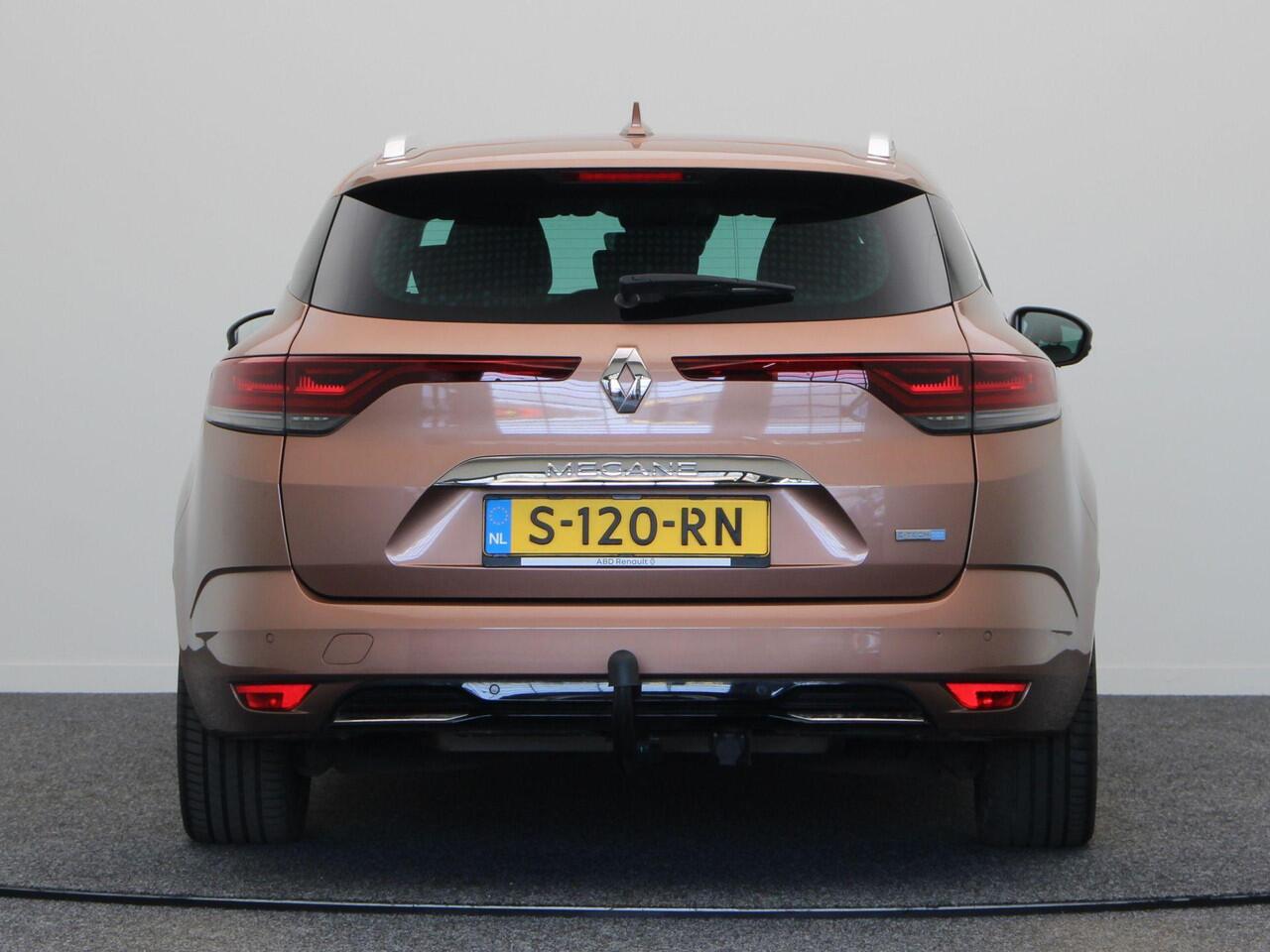 Renault MEGANE Estate 1.6 E-Tech Plug-In Hybrid 160 Intens | Trekhaak | Stoelverwarming |