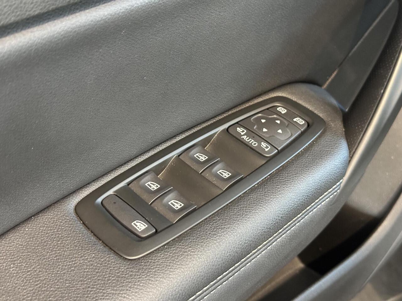 Renault MEGANE 1.3 TCe 140 Intens EDC AUTOMAAT | NAVIGATIE | TREKHAAK | CAMERA | PARKEERSENSOREN