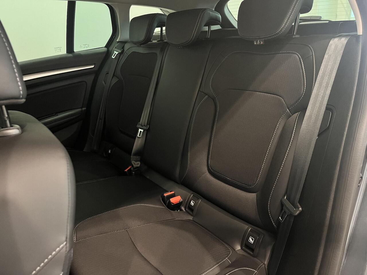 Renault MEGANE Estate 1.6 E-Tech Plug-In Hybrid 160 Intens | Trekhaak | Navigatie | Climate Control | Cruise Control | Lichtmetalen velgen 17"