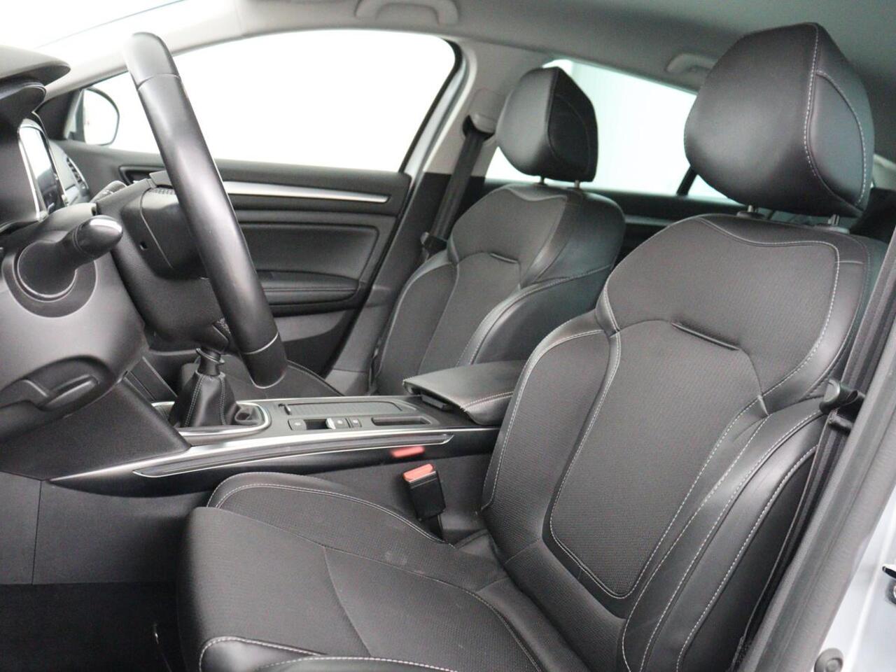 Renault MEGANE 1.3 TCe Intens | Trekhaak | Carplay | Keyless | Navigatie | Full LED | Climate control | Parkeerhulp | Bluetooth | Cruise control