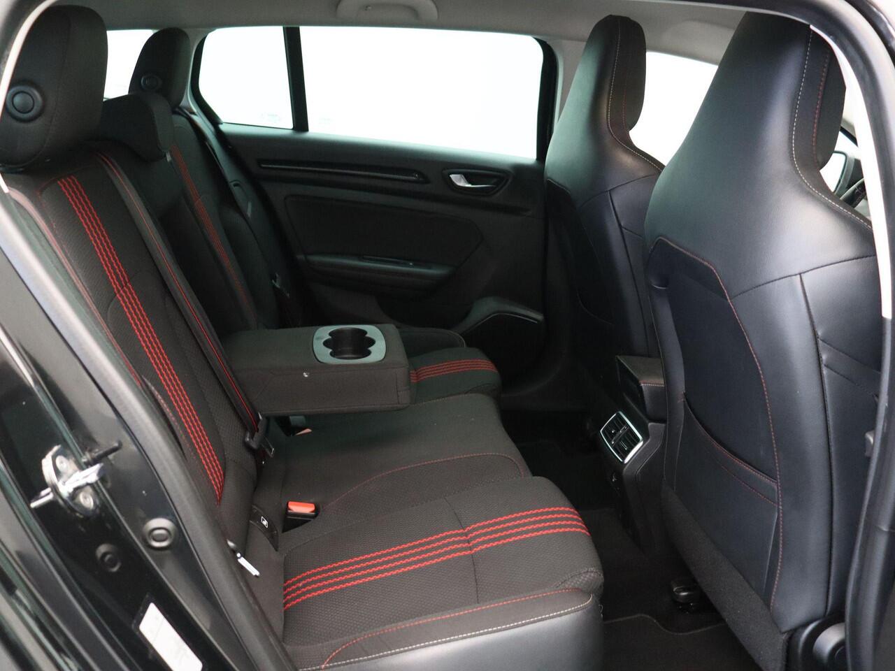 Renault MEGANE Estate TCe 140pk EDC RS Line | Trekhaak | Dealer onderhouden | Parkeersensoren voor en achter | Achteruitrijcamera | Climate control |