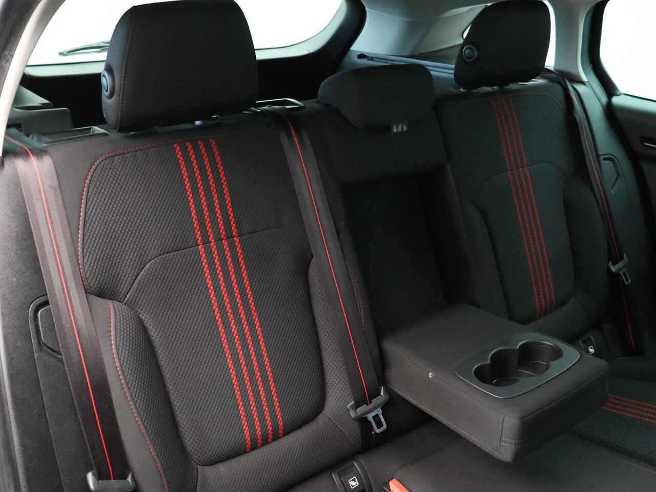 Renault MEGANE Estate TCe 140pk EDC RS Line | Trekhaak | Dealer onderhouden | Parkeersensoren voor en achter | Achteruitrijcamera | Climate control |