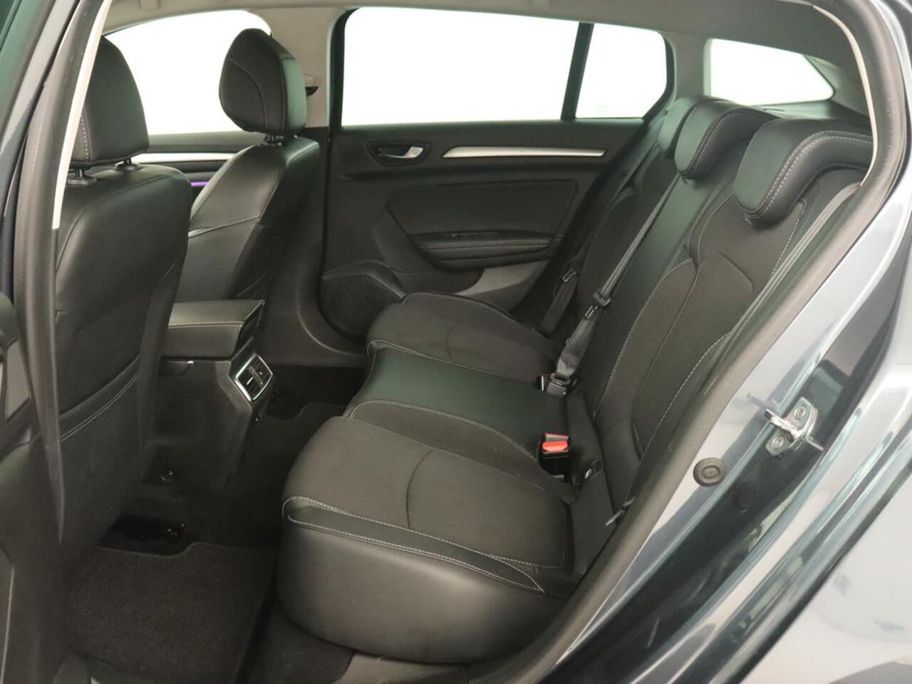 Renault MEGANE 1.6 E-Tech Plug-In Hybrid 160 Intens | Half leder | Carplay | Full LED | Keyless | Navigatie | Parkeerhulp | Cruise control | Sfeerverlichting | Climate control