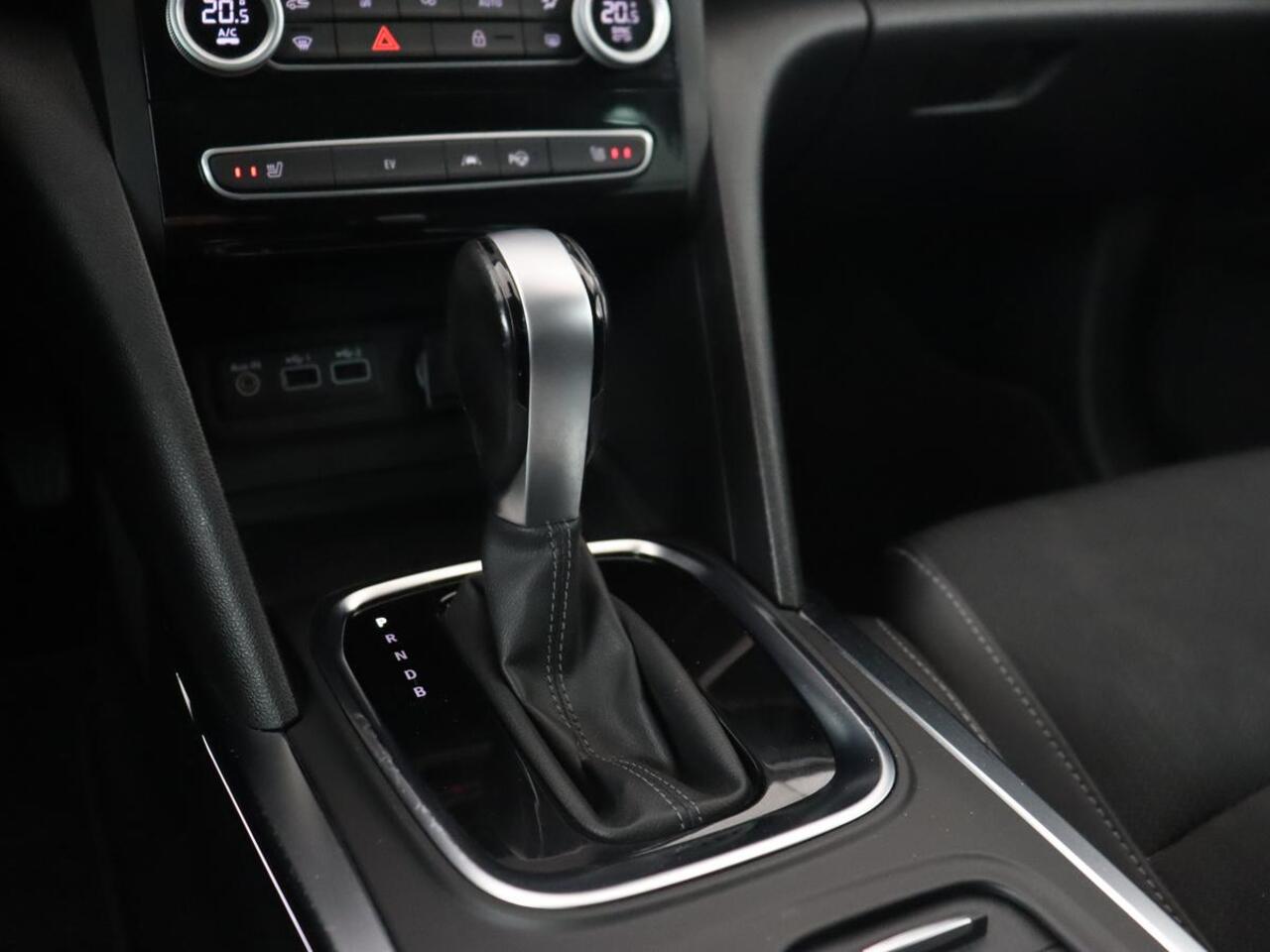 Renault MEGANE 1.6 E-Tech Plug-In Hybrid 160 | Stoelverwarming | Head-Up | Trekhaak | Adaptive cruise | Carplay | Digital Cockpit | Climate control | Navigatie | Keyless | PHEV | Plug In