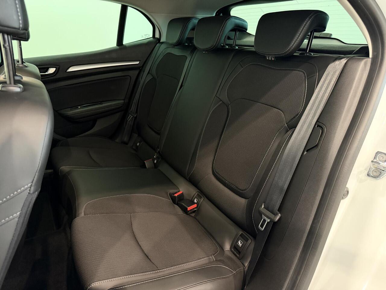 Renault MEGANE 1.3 TCe 140 EDC Intens | Navigatie | Climate Control | Cruise Control | Lichtmetalen velgen 16" | Apple Carplay/Android Auto | All season banden