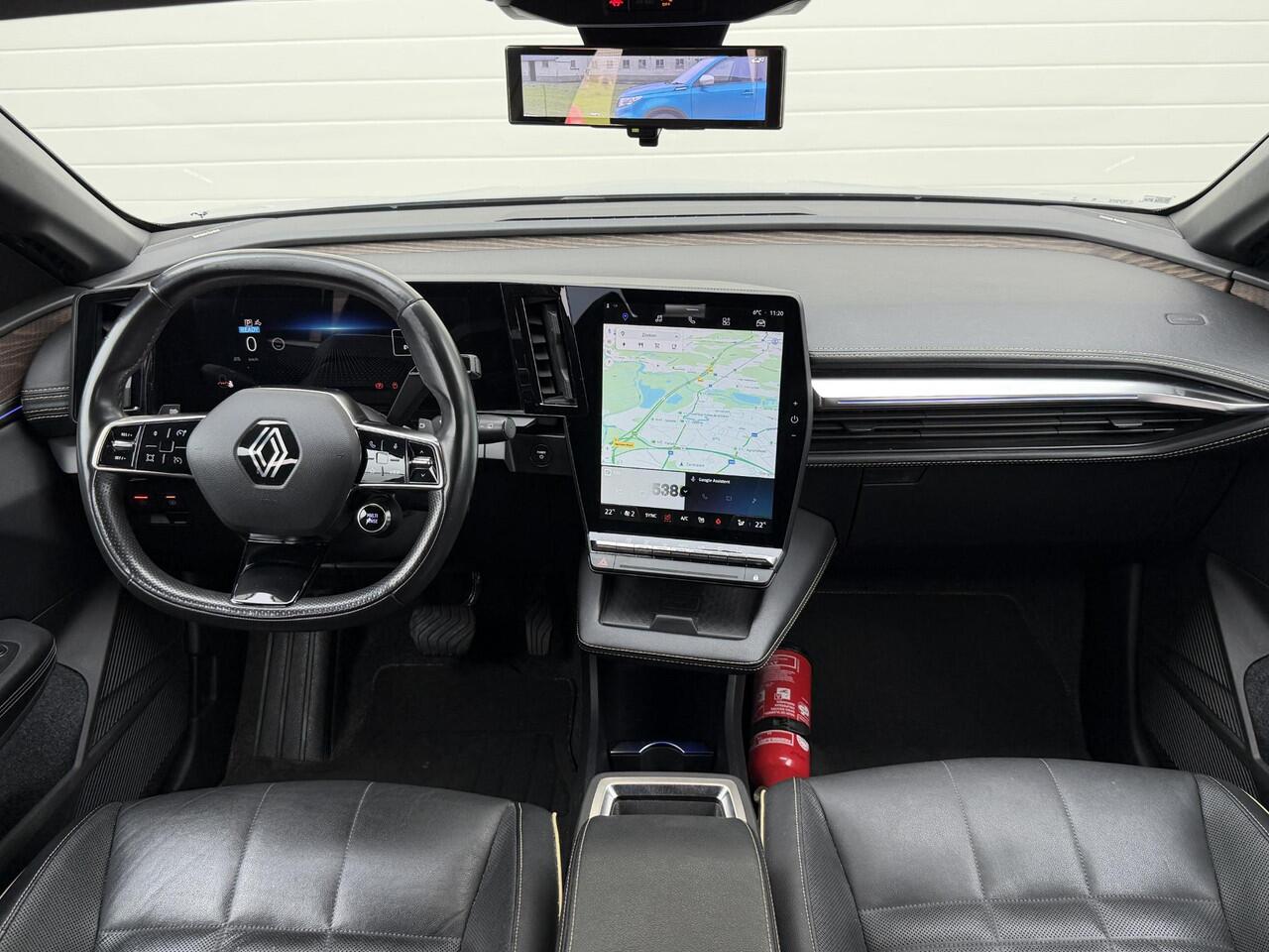 Renault MEGANE E-Tech EV60 Optimum Charge 220 Iconic / SOH 93% / Warmtepomp / Camera Binnenspiegel / 360 Camera / Navigatie / Carplay / Clima / Two Tone / 20" lm