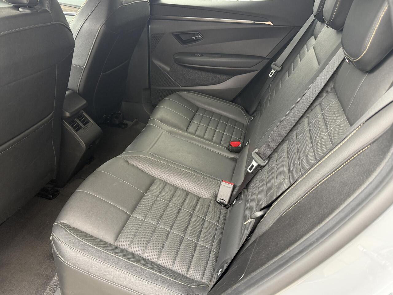 Renault MEGANE E-Tech EV60 Optimum Charge 220 Iconic / SOH 93% / Warmtepomp / Camera Binnenspiegel / 360 Camera / Navigatie / Carplay / Clima / Two Tone / 20" lm